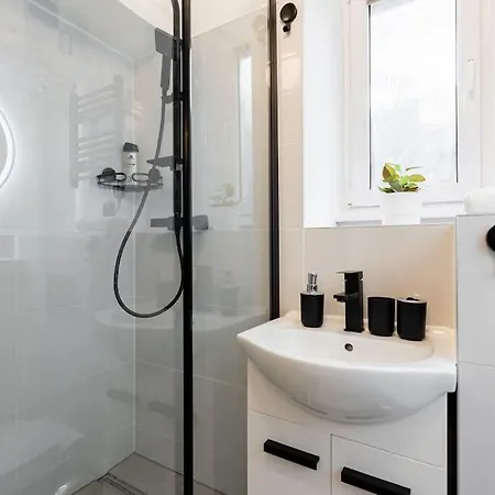 Apartamento Serenity: Urban Garden Retreat Bratislava