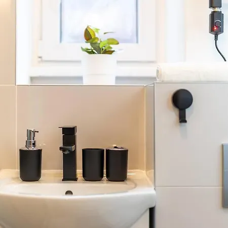 Apartamento Serenity: Urban Garden Retreat Bratislava