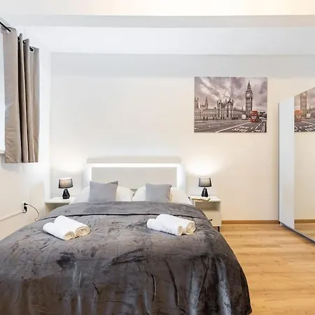 Apartamento Serenity: Urban Garden Retreat Bratislava