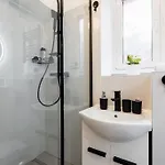 Διαμέρισμα Serenity: Urban Garden Retreat Μπρατισλάβα
