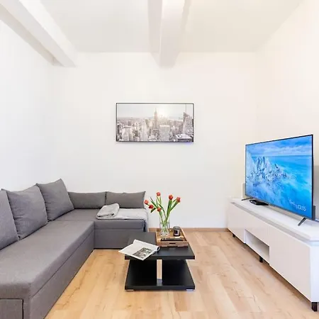 Διαμέρισμα Serenity: Urban Garden Retreat Μπρατισλάβα